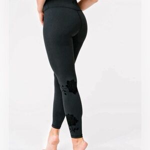 Zyia Active Leggings Black Velvet Floral Light N Tight Black Rose Size 8 - 10